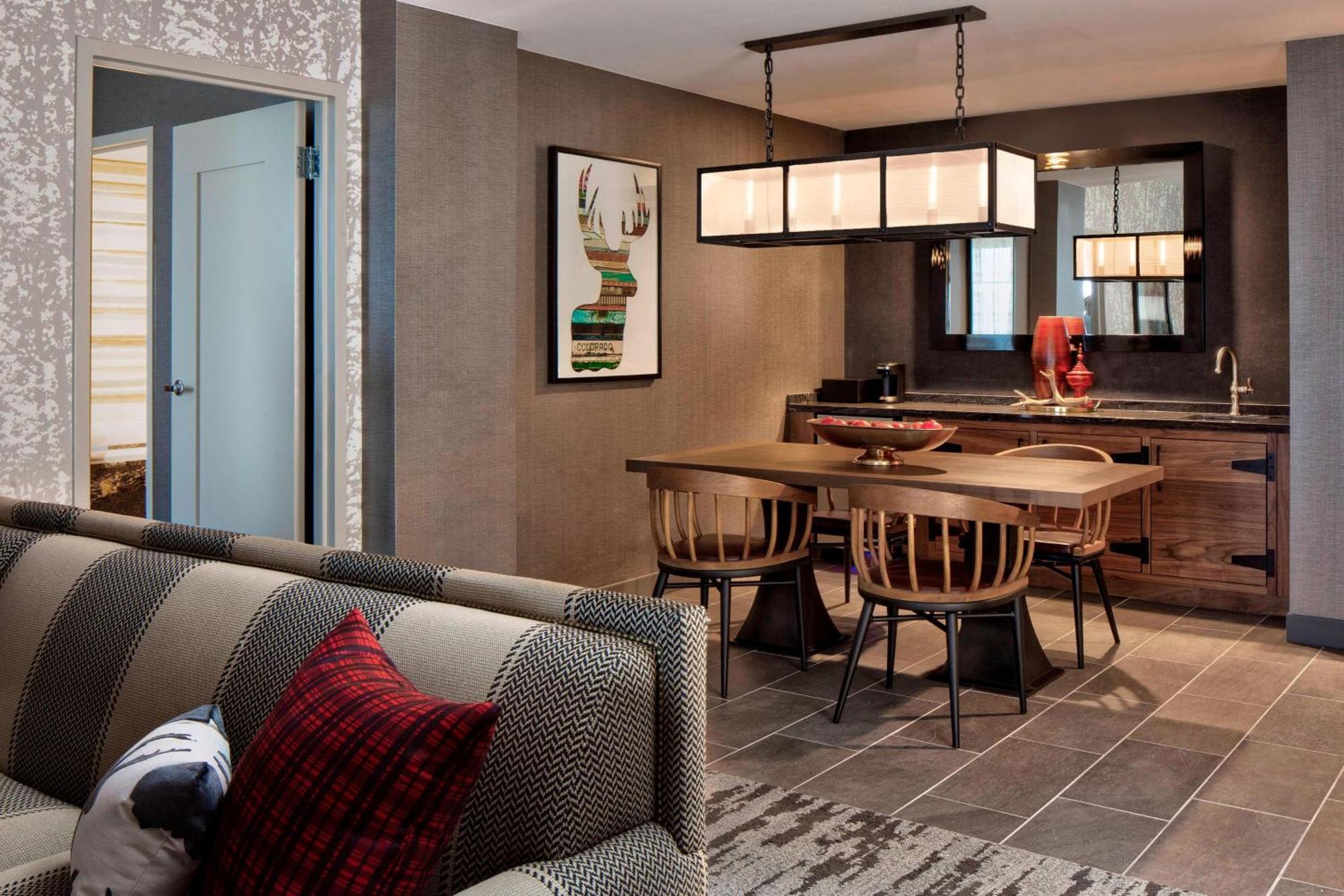 Gaylord Rockies & Convention Center Hotel 4*
